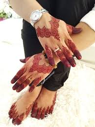 Gambar henna sederhana berwarna coklat ini bisa anda jadikan alternatif, untuk anda yang baru belajar membuat henna namun ingin membuat hasil tampilan yang mewah, bisa mengaplikasikan lebih dari satu warna henna atau menambahkannya bersama henna glitter. 60 Gambar Motif Henna Pengantin Tangan Dan Kaki Yang Cantik Bergaya