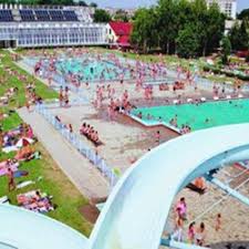 Najdete zde víceúčelový bazén dlouhý skoro 50 metrů, rozdělený na plaveckou a rekreační část s vodními at. Centrum Ubytovani Breclav Breclav Hotel Cz