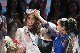 After winning the miss rhode island usa competition, she went on to be crowned miss usa, and then miss universe in 2012. Olivia Culpo Setzt Ihrer Nachfolgerin Gabriela Isler Die Miss Universe Krone Auf Foto Sergei Ilnitsky Augsburger Allgemeine