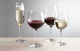 La copa de vino blanco tiene una razón en existir, y es que como hemos podido aprender, cada vino debe ser tomado con una copa específica, ya que de lo contrario se pierden las cualidades reales de cada uno de los caldos que existen. Por Que Se Utilizan Distintas Copas Para Distintos Vinos De Vinos Y Vides