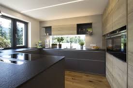 Kuche In U Form Fronten In Eiche Kombiniert Mit Anthrazit Mit Steinarbeitsplat Anthrazit Kitchen Island Design Kitchen Interior Kitchen Remodel Design