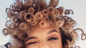 Insomma, le vostre aspettative sono sempre state deluse e questo perché sono state applicate delle tecniche. Come Curare I Capelli Ricci Dai Prodotti Al Clipping Al Taglio Con Curtain Bangs Vanity Fair Italia