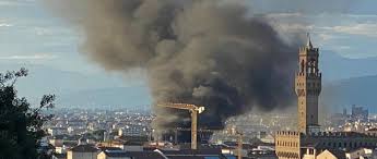 Il fuoco ha incendiato alcune. Firenze Il Rogo In Pieno Centro Per Uno Stupido Gioco Cronaca Lanazione It