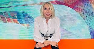 Laura bozzo presume en redes sociales que la ex primera dama, michelle obama, usó un vestido idéntico al de ella y seguidores afirman que laura lo luce mejor que ella. Laura Bozzo Mostro Su Gran Fisico Para Callar A Quienes La Llaman Momia2