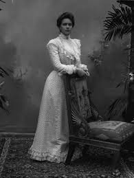 El idilio es mucho más viejo, pues comenzó en 1939, cuando la entonces descendientes ambos de la reina victoria i y del rey christian de dinamarca, empezaron a escribirse, aunque felipe dice que no. The Crown Quien Fue La Princesa Alicia De Battenberg La Suegra De La Reina Isabel De Inglaterra Que Tuvo Una Azarosa Y Complicada Vida Bbc News Mundo