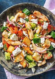 Rezept Fur Hahnchenbrust Auf Griechischem Salat Mit Hirtenkase Und Knusprigen Flade Griechischer Salat Rezept Schnelles Gesundes Abendessen Griechischer Salat