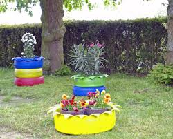 Bunte Autoreifen Im Garten Ein Toller Blickpunkt Ideen Selbermachen Nachhaltig Leben In 2020 Gartendeko Selbstgemacht Gartengestaltung Ideen Gartenkunst