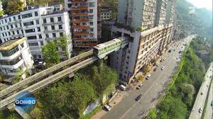 Wir sind sehr nahe der autobahn gelegen. Galileo Video Diese Metrolinie Fahrt Mitten Durch Ein Hochhaus Prosieben
