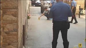 Un giovane di 21 anni, alessio serra, è stato ferito al torace da colpi d'arma da… leggi tutto » agguato a taranto, ucciso 21enne Taranto Sparatoria Nel Centro Storico Vicino Al Set Della Fiction Tv Un Ferito Grave In Ospedale La Repubblica