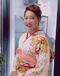 yukari on instagram 今日はお友達の お友達のお嬢様が 早朝から結婚式のゲスト 成人式の時の振袖ですが とっても金糸刺繍で素敵なお着物 ５回何度着ても 着せてあげても素敵でした 早くいい報告聞けるといいな 振り袖 素敵な着物 結