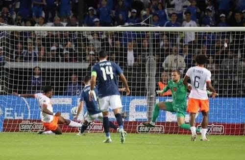 Holanda busca empate com a Gr&eacute;cia e segue invicta com Xavi