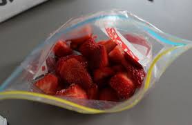Comment Faire Congeler Des Fraises Facilement Pour La Conservation Food Frozen Strawberries Freezing Fruit