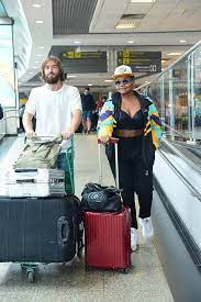 Upload, livestream, and create your own videos, all in hd. Com Look Despojado Gaby Amarantos Acena Para Fotografos Em Aeroporto Ofuxico