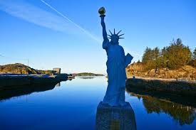 Frihetsgudinnen ble gitt i gave til usa fra frankrike i forbindelse med firehundreårsjubileet til den amerikanske revolusjon, og monumentet. Why This Norwegian Town Has A Replica Of The Statue Of Liberty