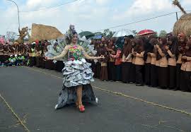 Seperti alat teko di mana botol bekas yang sering di anggurin ternyata bisa sulap menjadi teko beserta gelasnya. Begini Uniknya Kampanye Peduli Lingkungan Di Banjarnegara Mongabay Co Id