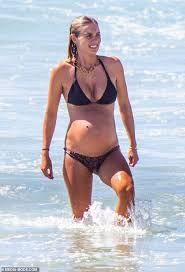 Australian super model elyse knowles is taking the social media world by storm. Bikini Clad Elyse Knowles Flaunts Her Pregnant Figure In Byron Bay Diazhub