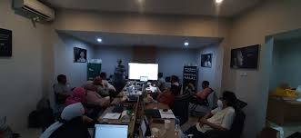 Seorang penyelia menyelia kerja para pekerja, memastikan mereka mengikuti prosedur syarikat dan mematuhi dasar syarikat. Pelatihan Penyelia Halal Online 2021 Untuk Pelaku Usaha Atau Umkm