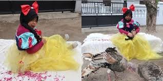Mama rosa labrak elsa hingga elsa ancama ricky untuk bunuh diri. Kekeyi Jadi Putri Tidur Dikerubuti Ayam Dan Kucing Netizen Malah Sampaikan Ungkapan Duka Cita Kapanlagi Com