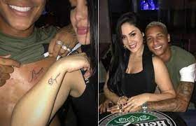 Na comemoração levantou o shorts para mostrar uma tatuagem. Jogador Deyverson Faz Tatuagem Apos Uma Semana De Namoro E A Torcida Nao Perdoa Revista Marie Claire Celebridades