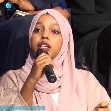 Sadaxdaan waxey dagan yihiin magaalada Hargeysa. Waxa ay ka qeyb galeen  Barnaamijka dooda badan dhaliyay ee Universal laga sii daayay. Waa sadaxdii  bilaabay dooda Baraha Bulshada qabsatay Lakin Markaan commentiyada aqriyay  98%