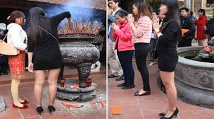 Kết quả hình ảnh cho váy ngắn lên chùa