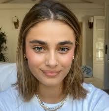 Abby Fox's Instagram, Twitter & Facebook