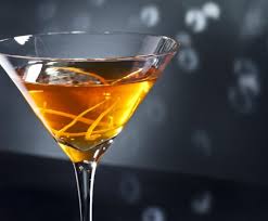 Ecco la ricetta, facile e veloce, del manhattan da fare a casa, con le dritte di un barman professionista. Manhattan Dry Cocktail Manhattan Dry Ricetta Cocktail Mixolopedia
