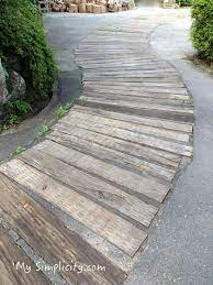 憧れの枕木ガーデンが危ない 家を崩壊から守りつつシンプルライフを 犬の散歩中に ご近所さんのガーデンをのぞいて楽しんだりしていますが 枕木をガーデンや玄関アプローチに配しているお家をときどき見かけることがあります 玄関アプローチ diy 簡単