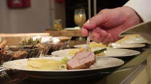 Sieger Hauptspeise Geschmorter Kalbsbraten Mit Spargelgemuse Und Kartoffelgratin A La Schuhbeck Br De Kalbsbraten Hauptspeise Lebensmittel Essen