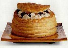 Composee de bouchees en pate feuilletee et dune garniture de ris de veau au vin blanc champignon de paris et petits legumes cette recette de. Recette Vol Au Vent De Ris De Veau A La Financiere Marie Claire