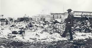 Juni 1921, auch als massaker von greenwood oder das black wall street massacre bekannt, zählt zu den verheerendsten sogenannten rassenunruhen in den vereinigten staaten. Fn60d0c Hucrdm