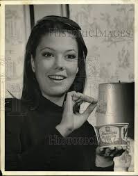 1969 Press Photo Cathy Kerr, Miss San Antonio, enjoying chips and dip, Texas