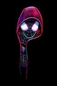 Entretanto, ao visitar o túmulo de seu ídolo em uma noite chuvosa, ele é surpreendido com a presença do próprio peter, vestindo o traje do herói aracnídeo sob um sobretudo. Pin Em Homem Aranha No Aranhaverso