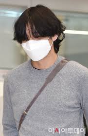 Los tweets más recientes de taehyung pics⚡️ (@taehyungpic). On Twitter Taehyung Can T Hid His Smile Even With The Mask On He Looks Good Bts Twt Bts Taehyung Btsv