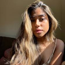 Liz Juarez (@lizbeth_j21)