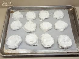 Sekadar menambah koleksi resepi di dalam blog ini, saya terus menyalin resepi dan menyimpan di dalam ipad untuk dicuba. Mini Pavlova Curious Cuisiniere