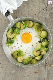 In questo caso ho lasciato i cavolini di bruxelles al naturale, quindi senza una precedente cottura a vapore. Uovo Al Tegamino Con Cavoletti Di Bruxelles Qb Ricette