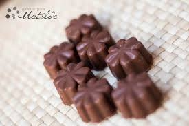 Para el relleno, en una olla, calentar la crema y perfumar con ralladura de naranja. Bombones De Chocolate Con Leche Y Praline Galletas Para Matilde
