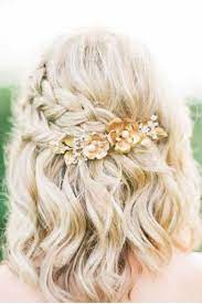 Coiffure De Mariage Pour Cheveux Mi Longs Avec Tresse Et Fleurs Coiffure Mariage Tresse Coiffure Mariee Coiffure Mariage Cheveux Courts
