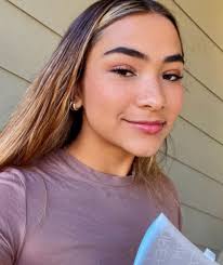 Her eye color is brown and her hair color is light brown. Sienna Mae Gomez Wiki 2021 Boyfriend Net Worth Height Age And Full Bio Famedwiki