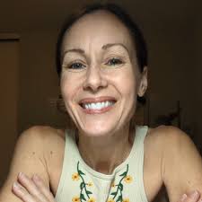 Wishing you all a very happy holiday season, whatever you celebrate. Love  from me and my assistant coach, Daisy ⛄🎉