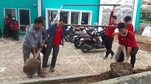 Gotong royong dapat menumbuhkan sikap sukarela, tolong menolong, kebersamaan, dan kekeluargaan antar anggota masyarakat. Gotong Royong Membersihkan Taman Kantor Dinas Kependudukan Dan Pencatatan Sipil Kabupaten Aceh Tengah