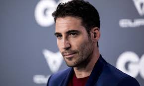 Kariyerinin yanı sıra sosyal medya paylaşımları ve açıklamalarıyla da adından söz ettiren erçel, son olarak 'sense8' dizisiyle tanınan i̇spanyol oyuncu miguel angel silvestre ile çalışmak istediğini söylemişti. Miguel Angel Silvestre Se Despide De Velvet Con Una Curiosa Anecdota