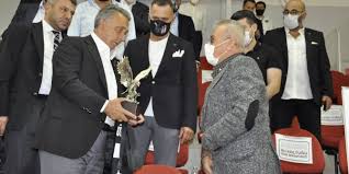 Zengin ve köklü bir aileye mensup olan ahmet nur çebi, babası iş adamı yaşar kaptan çebi ve annesi ayten çebi'dir. Besiktas Pinar Gultekin In Ailesini Agirladi