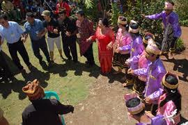 Hasil gambar untuk budaya sopan santun suku tolaki
