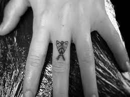 Motte Tattoo Klein Finger Tattoo Mittelfinger Fingertattoo Tattoo Bedeutungen Tattoo Ideen Fingertattoo