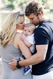 Poses Of Family Pictures With A Toddler Family Photo Ideas On How To Pose With A Baby Baby Family Pictures Cute Family Photos Family Photos With Baby