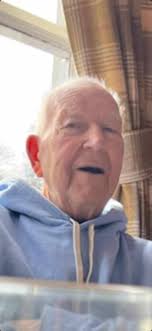 What a beautiful infinity bracelet with emerald green resin in memory of my  customers Irish father. My customer requested that the hair wasn't seen so  only she knows it's there 💚 DM