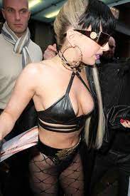 FOTOS: Lady Gaga saluda a sus fans vistiendo medias de red bajo la lluvia