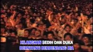 D'lloyd hidup di bui hidup di bumi bagaikan burung bangun pagi makan nasi jagung tidur di ubin fikiran bingung apa daya badan ku terkurung terompet pagi kita harus bangun makan di antai nasinya jagung tidur di ubin fikiran bingung apa daya badan ku terkurung ( korus ) oh kawan, dengar lagu ini hidup di bumi menyiksa diri jangan sampai kau mengalami Chords For Berdendang Ria D Lloyd